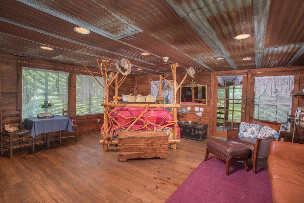 Deluxe Queen Room interior